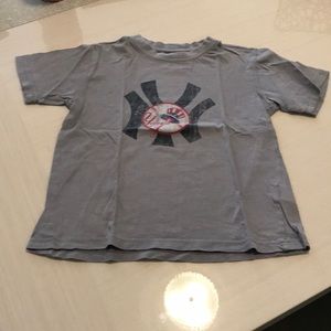 Red Jacket NY Yankees gray T-shirt Size 5